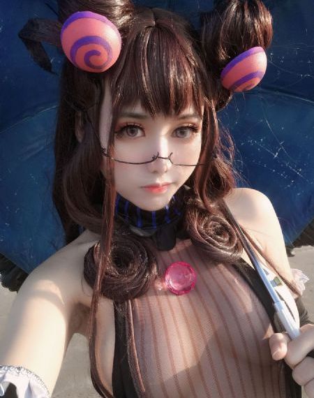 小受夹腿憋尿时被攻按小腹